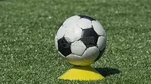 利物浦推出联赛杯决赛预热海报，斯洛特成为焦点